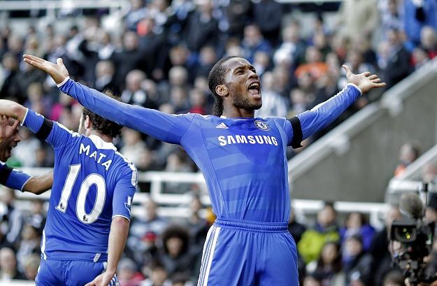 Didier Drogba miał udział wszystkich golach dla Chelsea /AFP