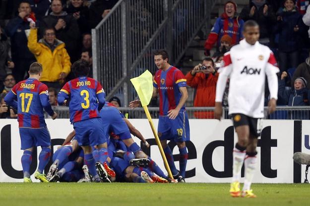 Piłkarze FC Basel cieszą się ze strzelenia gola w meczu z Manchesterem United /AFP
