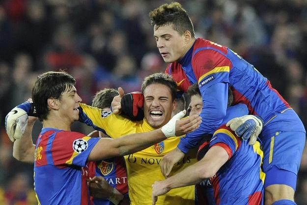 Eksplozja radości piłkarzy FC Basel po zwycięstwie nad Manchesterem United /PAP/EPA