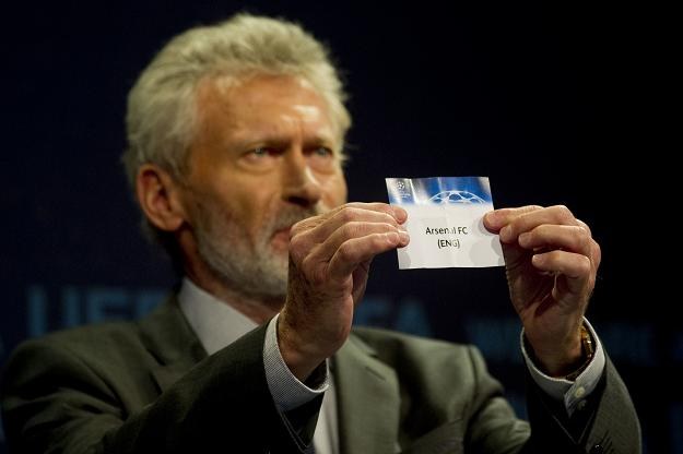 Paul Breitner, ambasador przyszłorocznego finału Ligi Mistrzów wyciąga karteczkę z napisem Arsenal /AFP