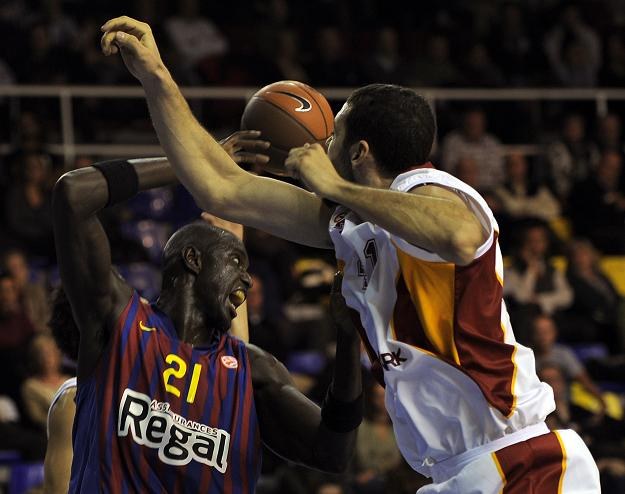 Center barcelony - Boniface Ndong (z lewej) i Cevher Ozer z Galatasaray. /AFP