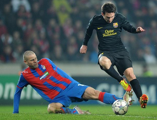 David Bystron próbuje zatrzymać Lionel Messiego /AFP