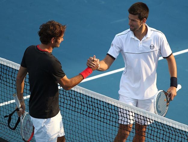 Roger Federer i Novak Djoković dziękują sobie za mecz /AFP