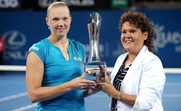 Kaia Kanepi (z lewej) z wywalczonym trofeum /AFP