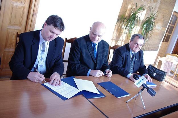 Podpisanie umowy na organizację MŚ. /Informacja prasowa