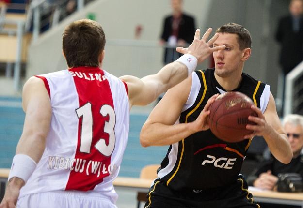 Daniel Kickert (z prawej) z PGE Turów Zgorzelec blokowany przez Krzysztofa Sulimę . /PAP