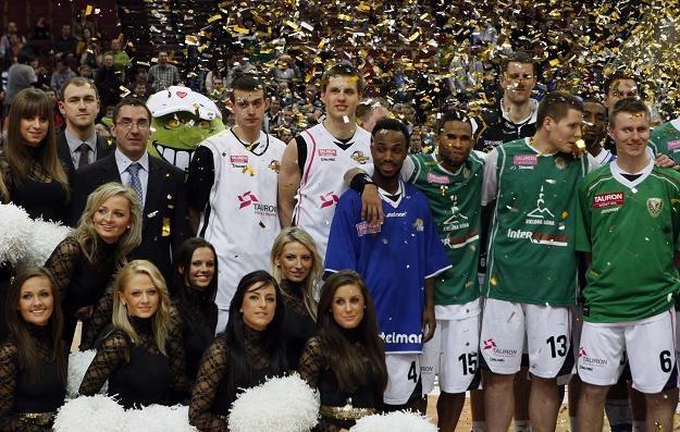 Koszykarze i cheerleaderki podczas meczu Gwiazd Tauron Basket Ligi. Fot. Andrzej Grygiel /PAP