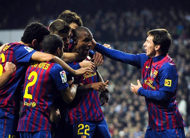 Eric Abidal przyjmuje gratulacje Leo Messiego, który asystował mu przy golu. /AFP