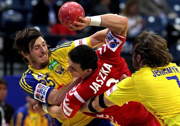 Bartłomiej Jaszka w twardej walce ze Szwedami /PAP/EPA