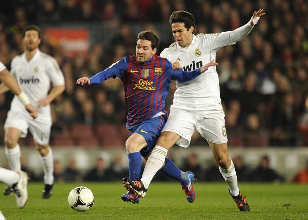 Lionel Messi i Kaka walczą o piłkę /AFP