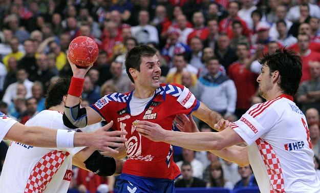 Dalibor Cutura, piłkarz ręczny Serbii w starciu z Chorwacją /AFP