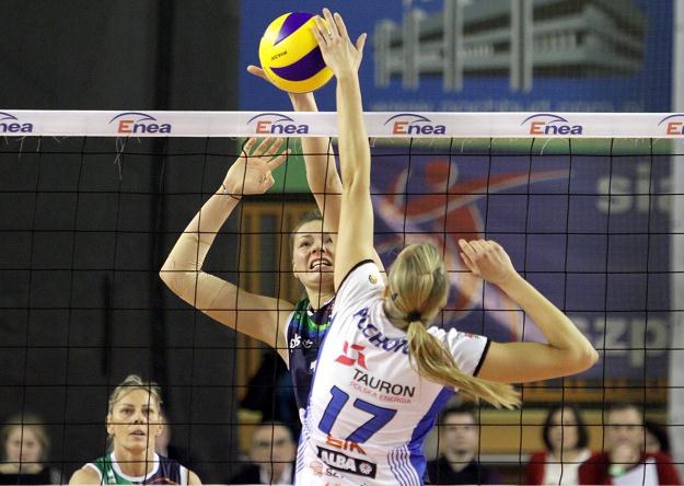 Maja Tokarska z Atomu Trefla (L) i Ivana Pichotova z Tauronu fot: Piotr Polak /PAP