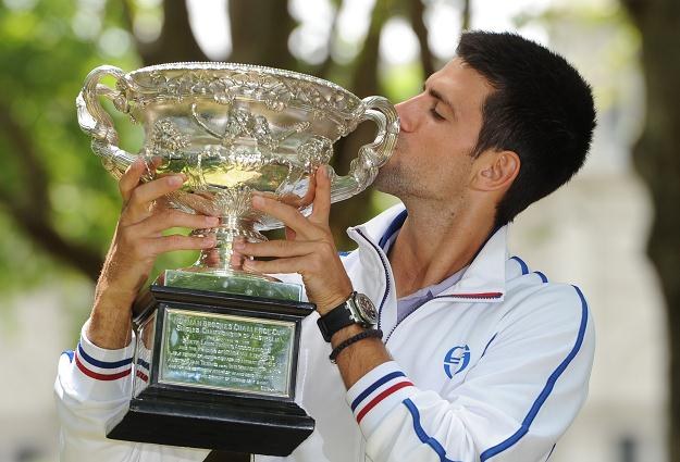 Novak Djokovic z trofeum za zwycięstwo w Australian Open /AFP