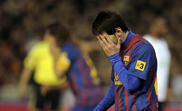 Lionel Messi zmarnował rzut karny w meczu z Valencią na Estadio Mestalla /AFP