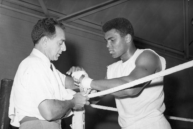 Angelo Dundee z Muhammadem Alim w 1966 roku /Getty Images/Flash Press Media
