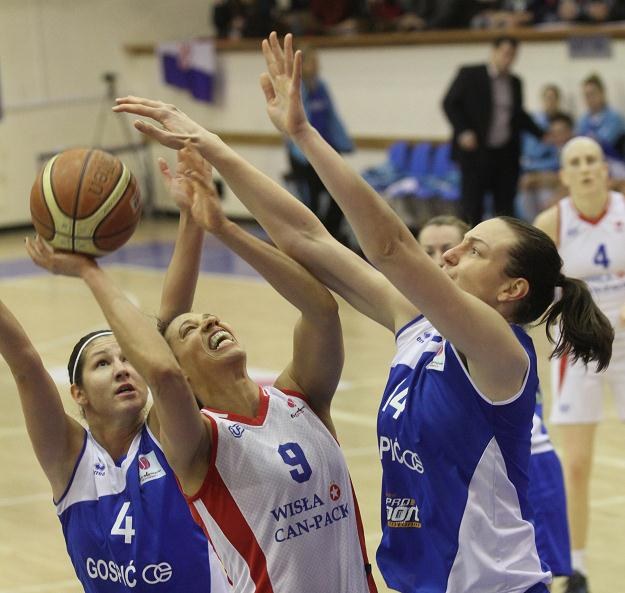 Nicole Powell z Wisły Can-Pack Kraków atakowana przez koszykarki Croatii  Gospić/fot. J. Bednarczyk /PAP