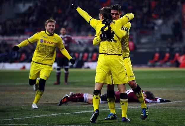Sebastian Kehl ściska Łukasza Piszczka po golu na 1-0. Z gratulacjami pędzi Kuba Błaszczykowski /Getty Images/Flash Press Media