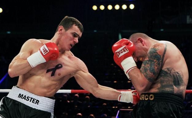 Mariusz Masternak (z lewej) zwyciężył we Frankfurcie przez TKO w czwartej rundzie /Getty Images/Flash Press Media