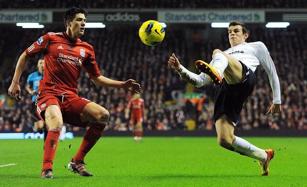Gareth Bale (z prawej; Tottenham) i piłkarz Liverpoolu Martin Kelly /AFP