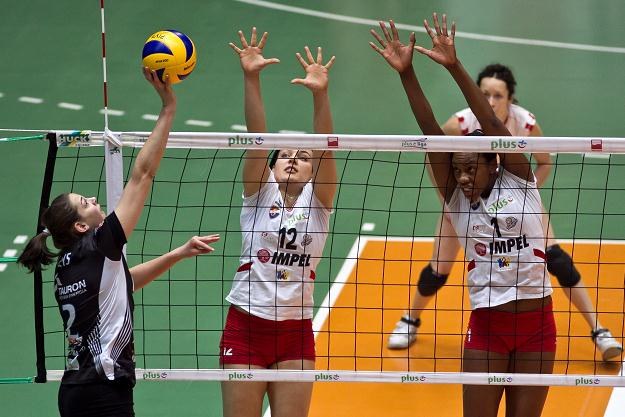 Marta Haładyn i Arielle Wilson blokują atak Charlotte Leys/fot. Maciej Kulczyński /PAP
