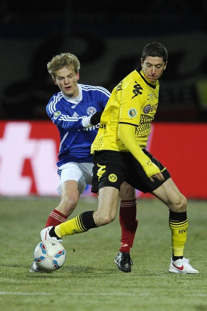 Robert Lewandowski kontra Dan-Patrick Poggenberg z Holstein Kilonia /AFP