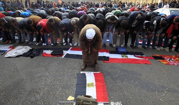 Egipcjanie modlą się przed stadionem Al-Ahly /AFP
