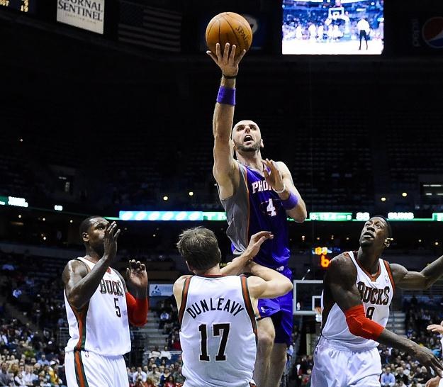 Marcin Gortat w akcji pod koszem Bucks /PAP/EPA