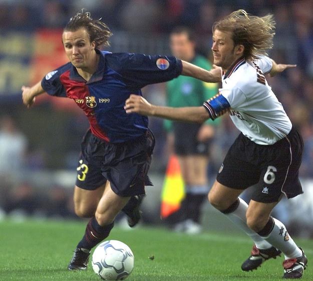 Gaizka Mendieta (z prawej) na stałe zapisał się w historii klubu z Mestalla /AFP