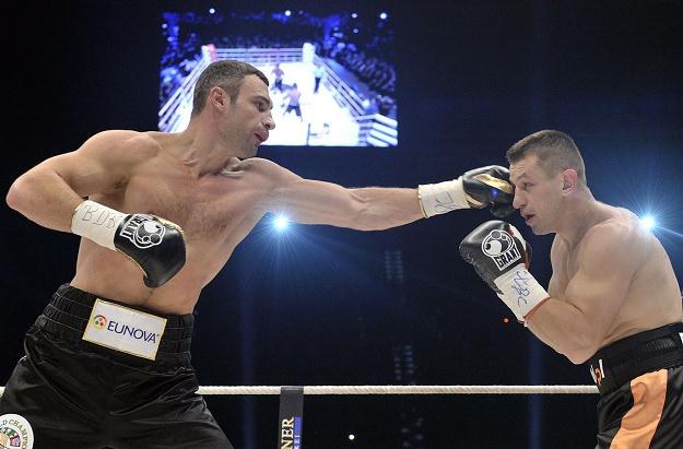 Tomasz Adamek (z prawej) w walce z Witalijem Kliczką /AFP