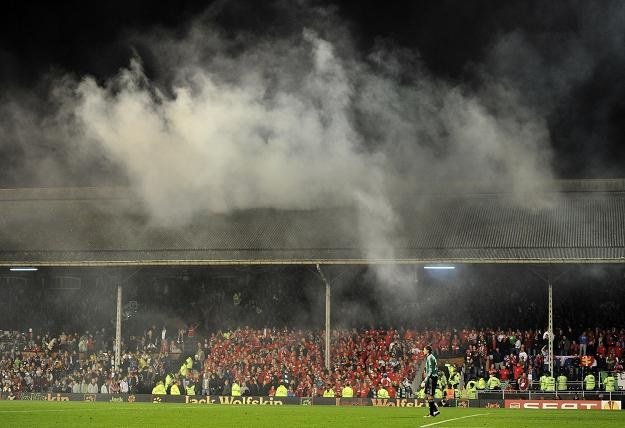 Naganne zachowanie kibiców Wisły Kraków miało miejsce podczas starcia z Fulham /AFP