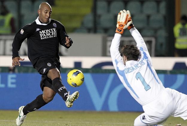 Ferreira De Silva Reginaldo strzela gola dla Sieny w meczu z Napoli. /AFP