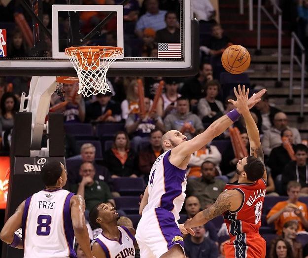 Marcin Gortat walczy o piłkę z Deronem Williamsem /AFP