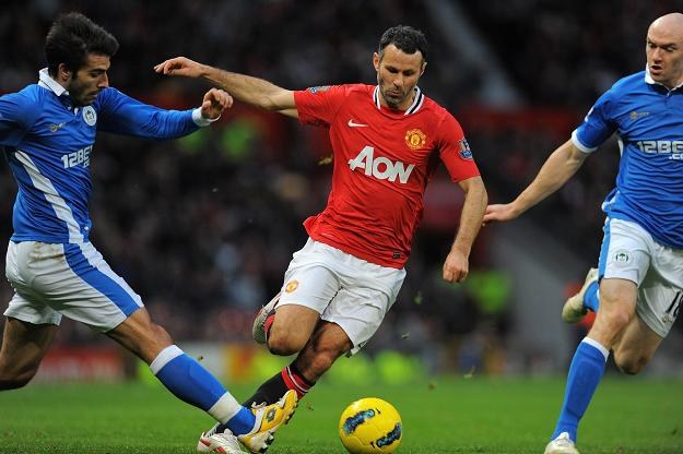 Ryan Giggs pomimo upływających lat, nadal potrafi utrzymać formę na wysokim poziomie /AFP