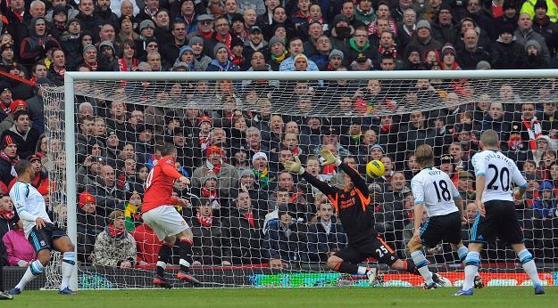 Wayne Rooney strzela pierwszego gola dla Manchesteru United  w meczu z Liverpoolem /AFP