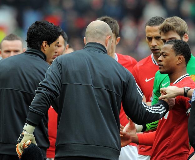Luis Suarez (z lewej) nie podał ręki Patrice'owi Evrze /AFP