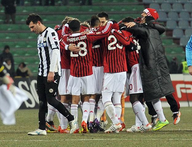 Piłkarze Milanu świętują zwycięstwa na niezdobytym w tym sezonie przez gości stadionie Serie A /AFP