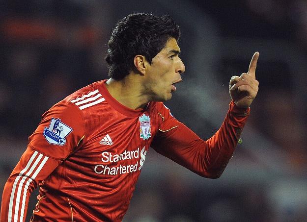 Luis Suarez nie podał ręki obrońcy "Czerwonych Diabłów" Patrice'owi Evrze /AFP