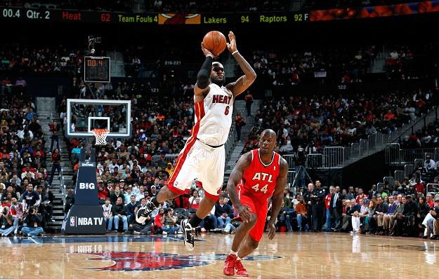 LeBron James rzucił 23 punkty w meczu z Atlanta Hawks /AFP