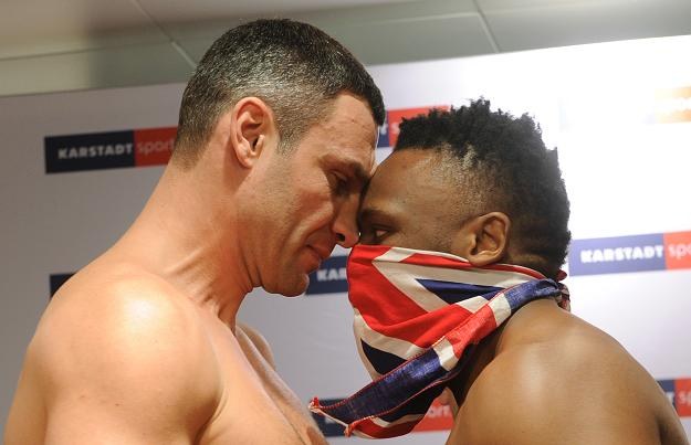 Witalij Kliczko (z lewej) i Dereck Chisora. /AFP