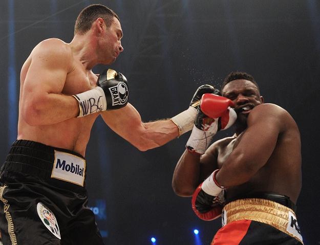 Derek Chisora (z prawej) podczas walki z Witalijem Kliczką. /AFP