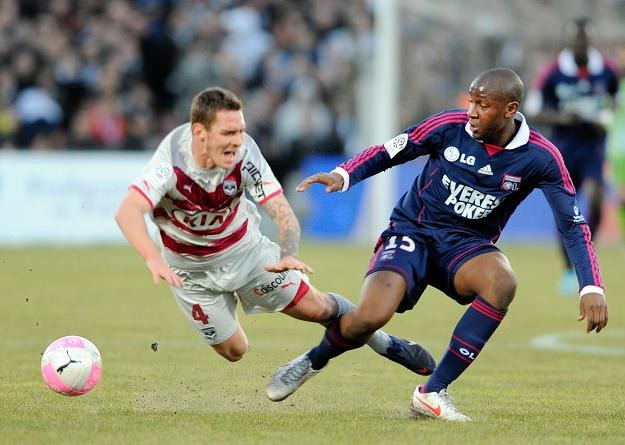 Piłkarz Olympique Lyon Gueida Fofana fauluje Ludovica Obraniaka z Bordeaux /AFP
