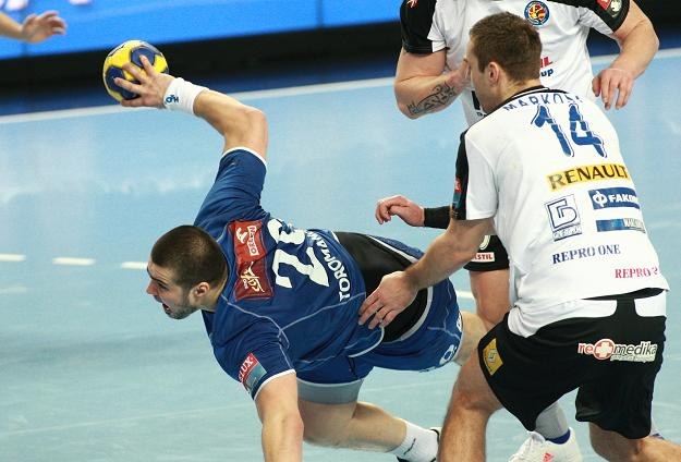 Muhamad Toromanovic przedziera się z piłką przez ręce Velko Markoskiego. Fot. Marcin Bednarski /PAP