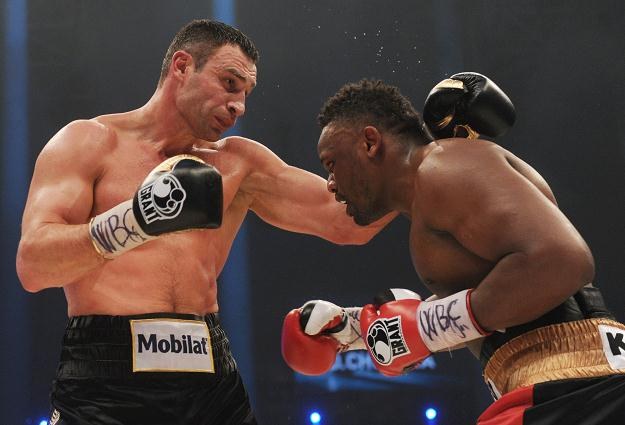 Witalij Kliczko i Dereck Chisora /AFP