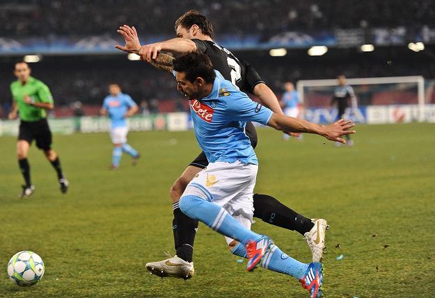 Argentyński napastnik Napoli Ezequiel Ivan Lavezzi cieszy się z gola podczas meczu z Chelsea /AFP