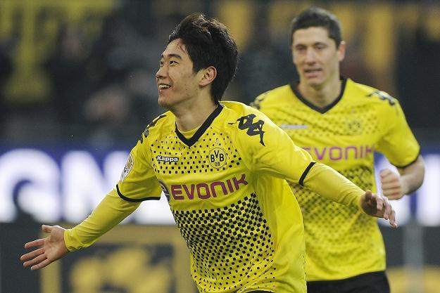 Shinji Kagawa, w tle Robert Lewandowski /AFP