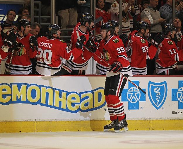 Jimmy Hayes odbiera gratulacje od kolegów z Blackhawks /AFP
