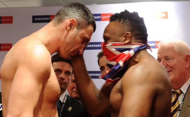 Dereck Chisora policzkuje Witalija Kliczkę /AFP