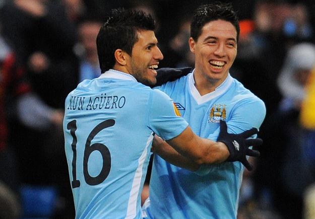 Sergio Aguero i Samir Nasri cieszą się z gola na 1-0 /AFP