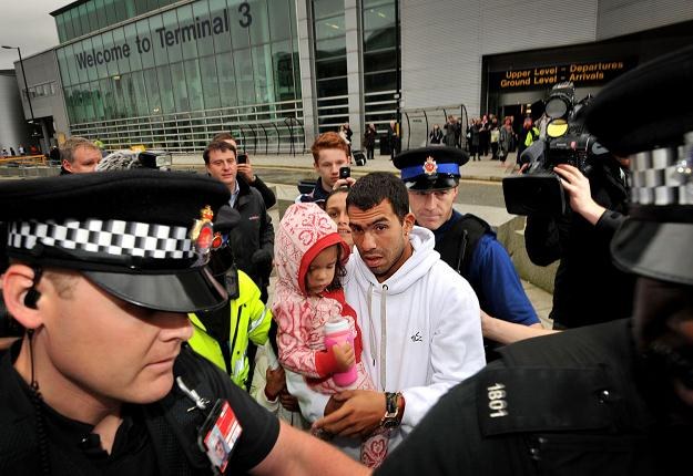 Carlos Tevez na lotnisku w Manchesterze /AFP