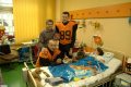 W środowy ranek zawodnicy drużyny futbolu amerykańskiego Kraków Tigers odwiedzili pacjentów z krakowskiego Uniwersyteckiego Szpitala Dziecięcego w Prokocimiu.